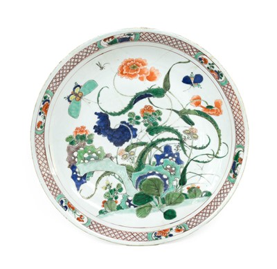 Lot 148 - A Chinese Porcelain Charger, Kangxi, painted...