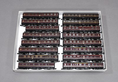 Lot 3273 - Grafar N Gauge BR(M) Coaches