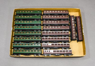 Lot 3370 - N Gauge 14 Corridor Coaches