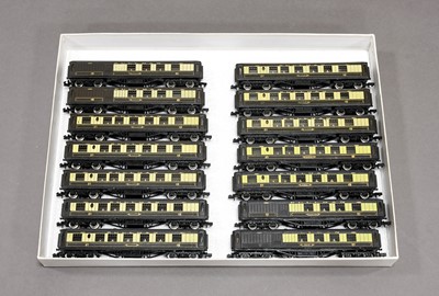 Lot 3376 - N Gauge Pullman Coaches