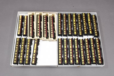 Lot 3275 - Grafar N Gauge BR(W) Coaches