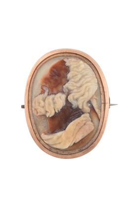 Lot 2135 - A Cameo Brooch the hardstone cameo depicting a...