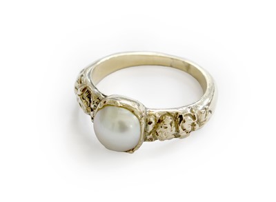 Lot 241 - A Split Pearl Ring, the split pearl in yellow...