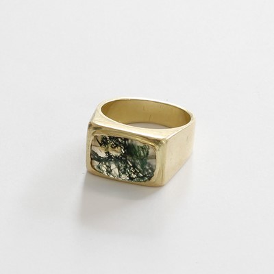 Lot 241 - A Moss Agate Ring, stamped '750', finger size...