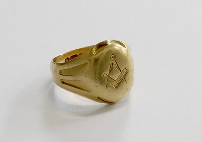 Lot 284 - An 18 Carat Gold Masonic Signet Ring, finger...