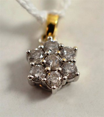 Lot 179 - An 18ct gold diamond cluster pendant