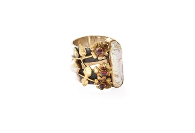 Lot 409 - A Split Pearl and Garnet Ring, the white broad...