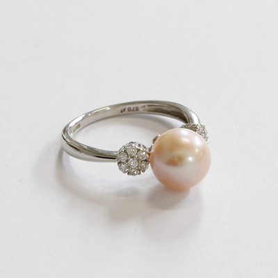 Lot 256 - A Cultured Pearl and Diamond Ring, the...