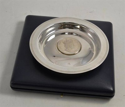 Lot 275 - An Elizabeth II silver Jubilee plate. 12.5cm diameter