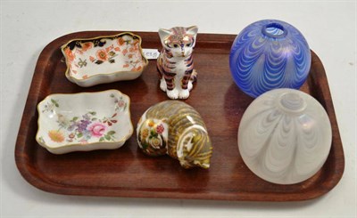 Lot 276 - Two Royal Crown Derby cat paperweights, two art glass squat vases 'Sanders Wallace' and two...