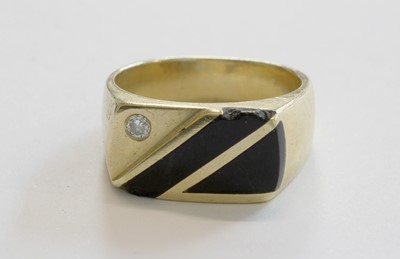 Lot 223 - A Diamond and Onyx Signet Ring, stamped '14K',...