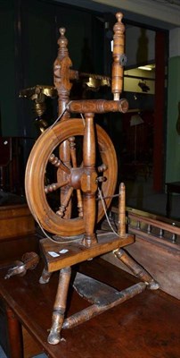 Lot 469 - A 19th century elm spinning wheel