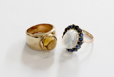 Lot 184 - A Moonstone and Sapphire Cluster Ring, the...