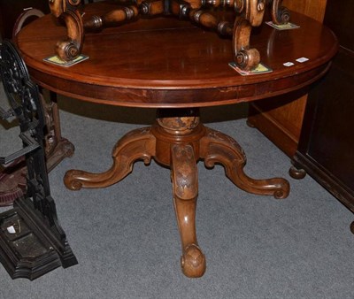 Lot 557 - Oval pedestal table