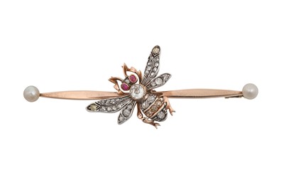 Lot 2200 - An Early 20th Century Diamond Bee Brooch the...