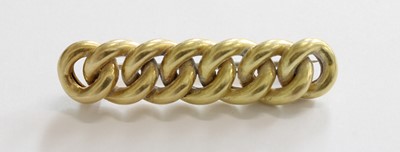 Lot 270 - A Curb Link Brooch, stamped '18', length 4.5cm