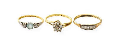 Lot 349 - An 18 Carat Gold Diamond Cluster Ring, finger...