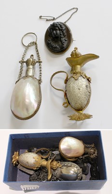 Lot 267 - A Quantity of Jewellery and Collectables,...