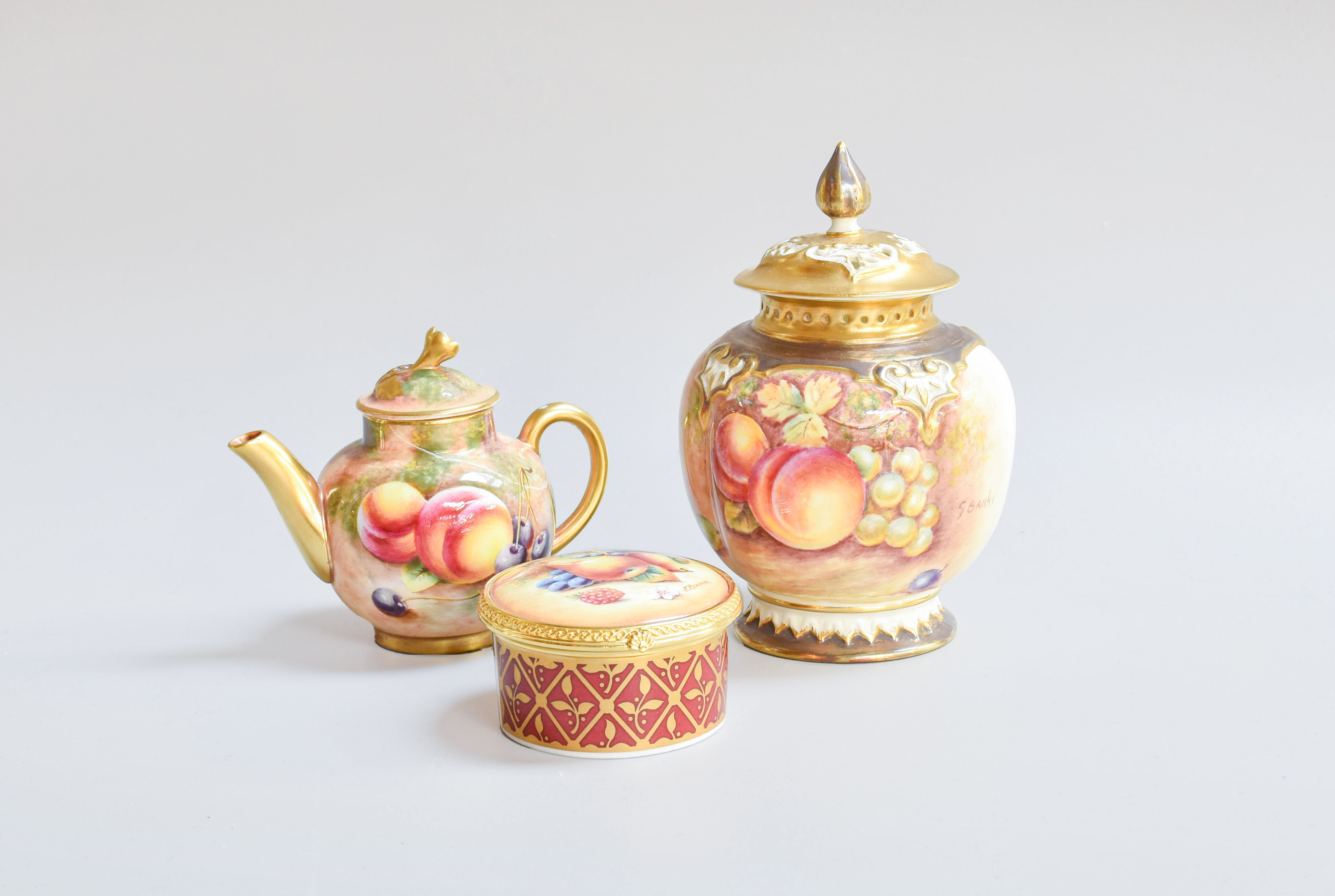 Royal Worcester Porcelain shops Pot Pourri Jar and Cover, Puce Mark Royal Worcester England 1892, shape No.1326, H.10cm, W.12cm