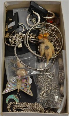 Lot 8 - A Scottish hard stone brooch (a.f.), a silver necklace, assorted silver jewellery, etc