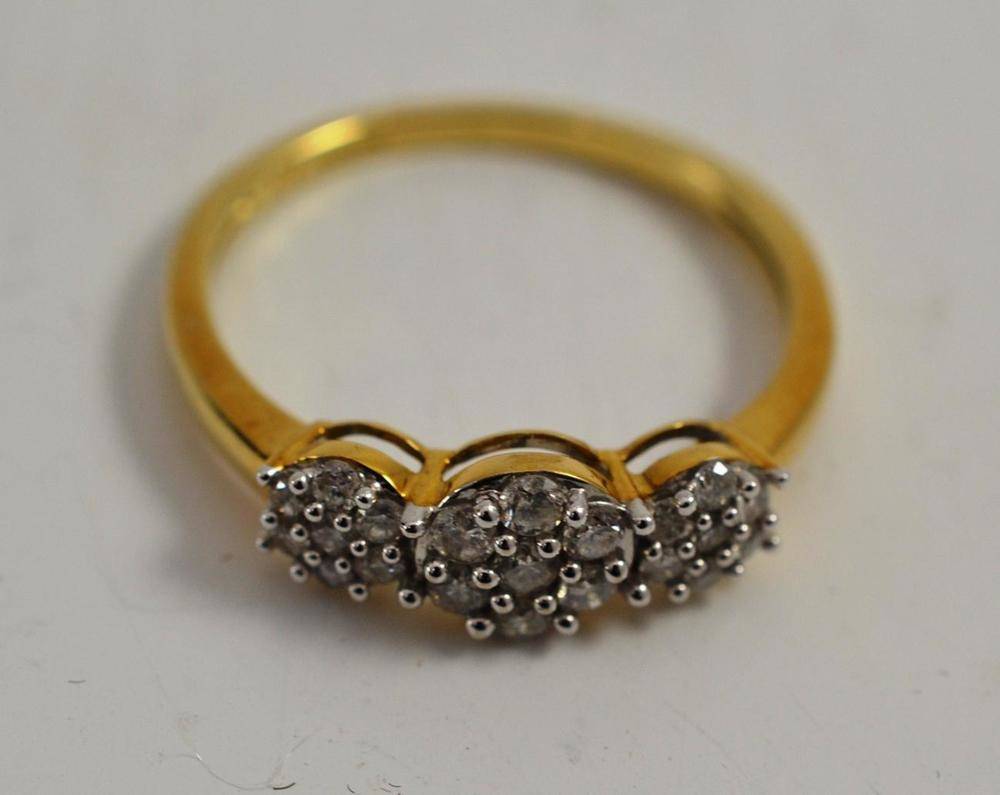 Lot 13 - A 9ct gold dress ring