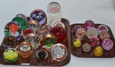 Lot 78 - Collection of paperweights