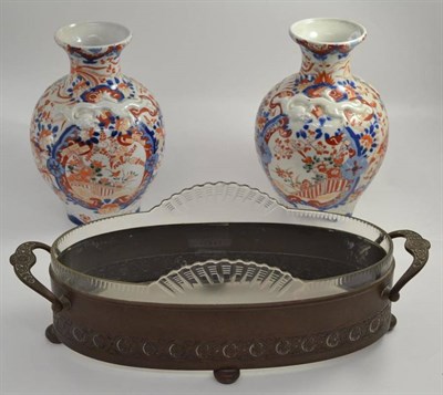 Lot 100 - A pair of Imari vases, 26cm high, and a brass jardiniere with glass liner (3)