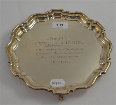 Lot 101 - A silver salver with presentation inscription, London 1917, 24.5cm diameter