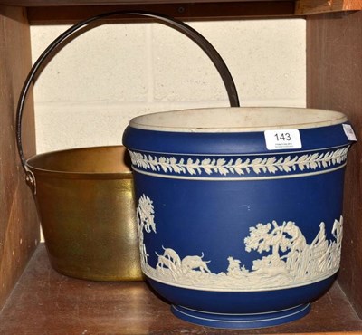Lot 143 - An Adams blue and white planter and jam pan