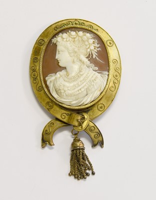 Lot 222 - A Cameo Brooch, the shell cameo depicting a...