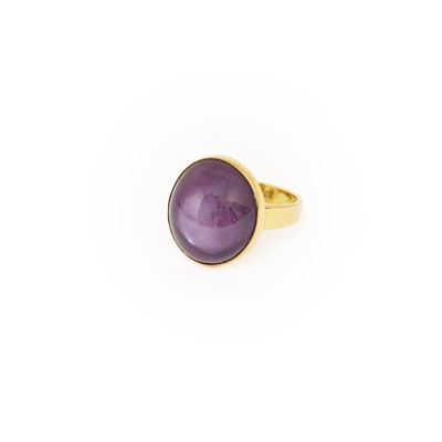 Lot 240 - An 18 Carat Gold Star Ruby Ring, the round...