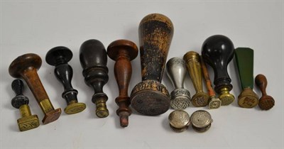 Lot 195 - Collection of eleven various seals and a pair of cufflinks