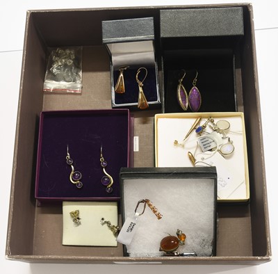 Lot 274 - A Quantity of Drop Earrings, including a 9...