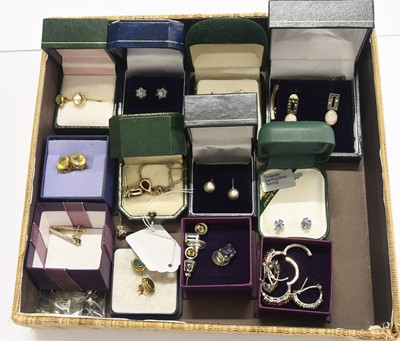 Lot 275 - A Quantity of Jewellery, including a pair of 9...