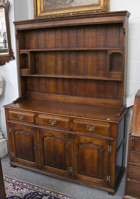 Lot 1529 - A 20th Century Stanley Cumpet Oak Dresser and...