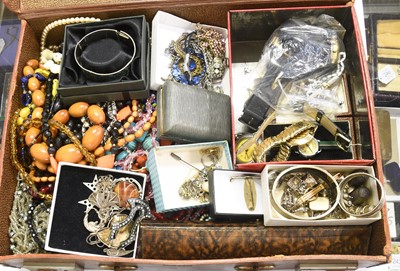 Lot 276 - A Quantity of Costume Jewellery, including...