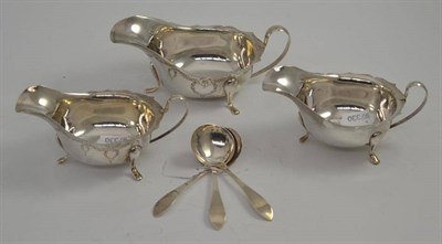 Lot 222 - Three silver sauce boats and sauce ladles (6)