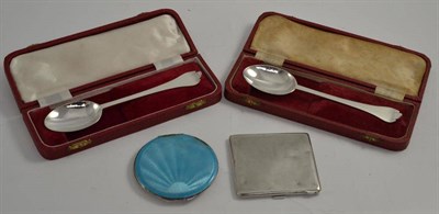 Lot 233 - A pair of trefid spoons and a compact and case