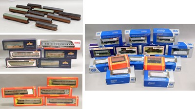 Lot 241 - Various OO Gauge Rolling Stock