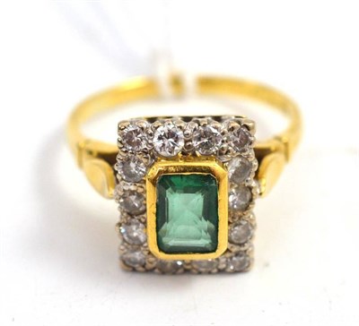 Lot 324 - A diamond and emerald set ring