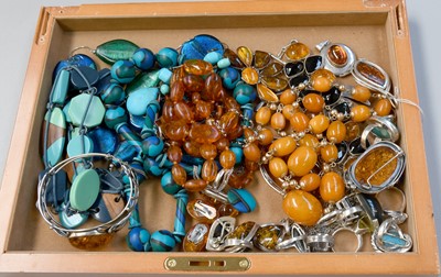 Lot 534 - A Quantity of Jewellery, including an amber...