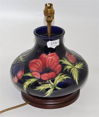 Lot 379 - A modern Moorcroft Anemone 32/10 lamp, 20cm high