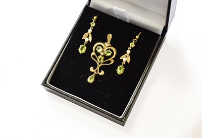 Lot 474 - A 9 Carat Gold Peridot and Split Pearl Pendant,...