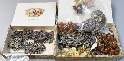 Lot 535 - A Quantity of Jewellery, including a coral...