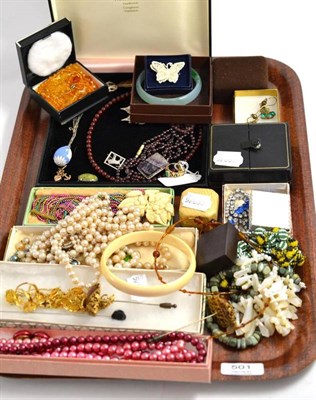 Lot 501 - A quantity of jewellery including a 9ct gold ring, a small bloodstone set seal fob, a Blue John...