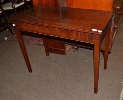 Lot 792 - Single drop leaf mahogany table