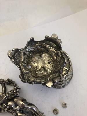 Lot 2119 - A Victorian Silver Salt-Cellar and Salt-Spoon