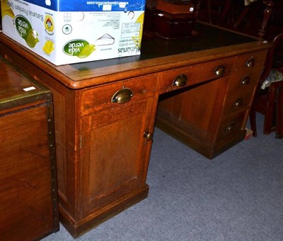 Lot 907 - Oak pedestal desk with leather top