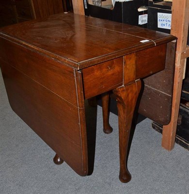 Lot 916 - An oak drop-leaf table