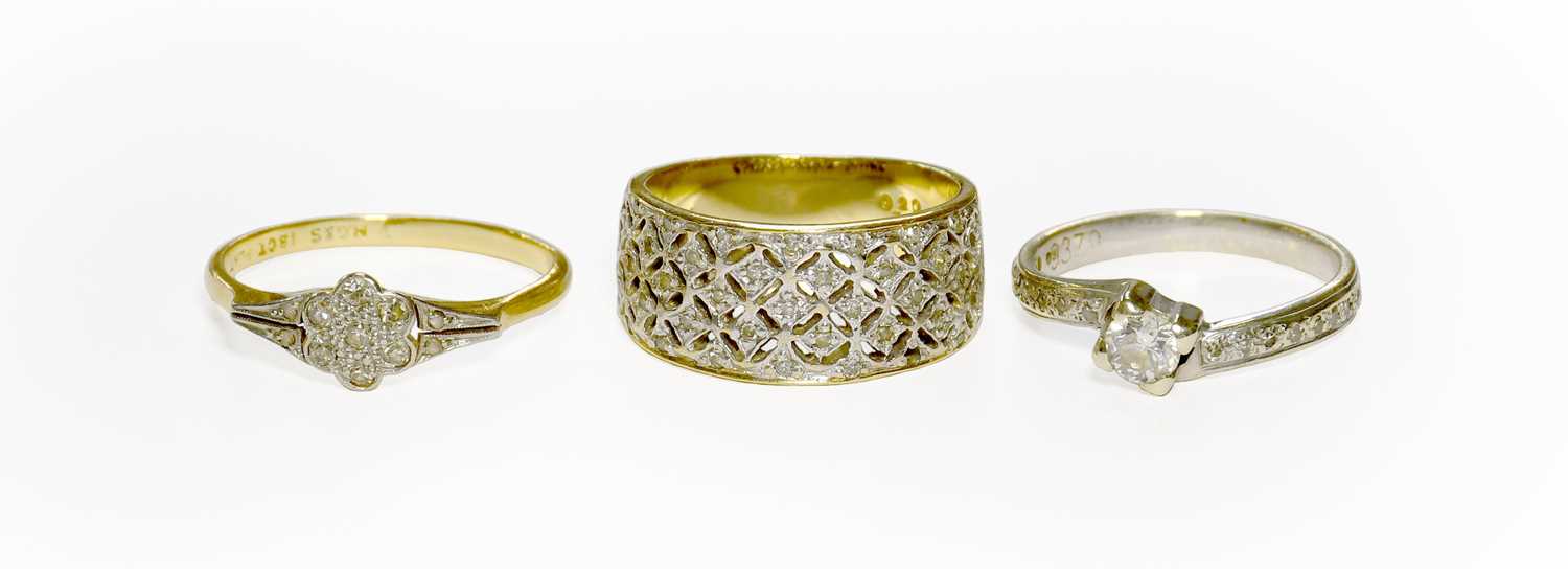 Lot 26 - A Diamond Cluster Ring, stamped '18CT' and...